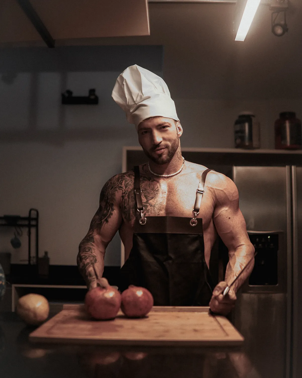 Maximo Garcia con delantal de cocinero preparando comida fresca en una cocina